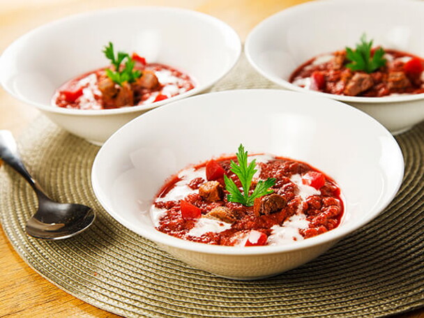 Sopa de Beterraba com Carne Sopa de Beterraba com Carne
