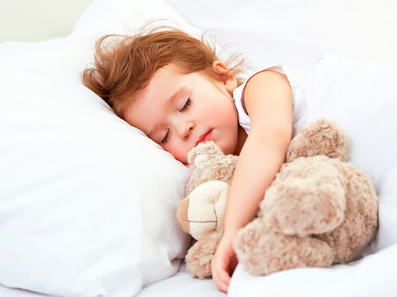 Quais alimentos devo evitar para que meu filho de 1 ano durma bem?