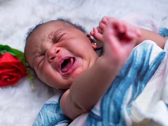 Por que o meu bebê regurgita depois de tomar o leite materno?
