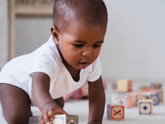 Criança brincando com blocos de números, por Nestlé Baby & Me