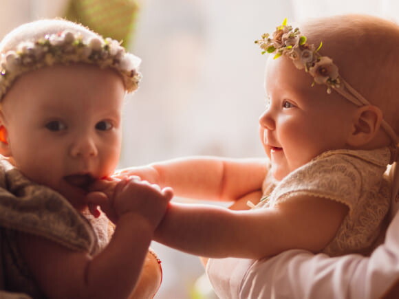 Foto de duas bebês brincando
