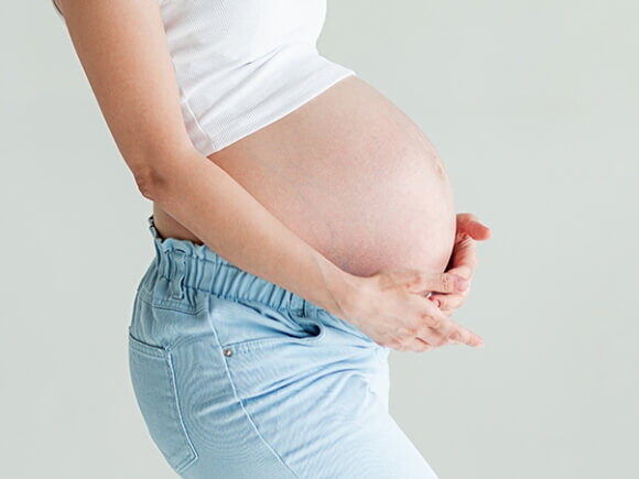imagem de uma mãe grávida segurando a barriga