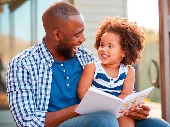 pai e filha lendo livro 