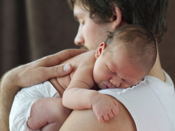 Qual a importância de fazer o bebê arrotar depois de mamar?