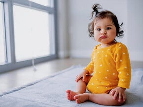 Com quantos meses o bebê começa a sentar sozinho? Com quantos meses o bebê começa a sentar sozinho?