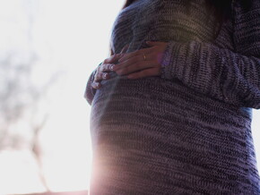 Mãe com barriga de 8 semanas