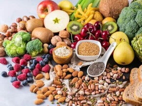Vários tipos de frutas, legumes, sementes e oleaginosas são alguns dos alimentos que soltam o intestino Vários tipos de frutas, legumes, sementes e oleaginosas são alguns dos alimentos que soltam o intestino