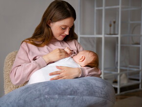 Amamentação em livre demanda: o que é, quando começa e como funciona? Foto de mãe amamentando bebê