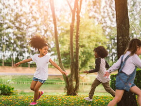 Atividades ao ar livre são essenciais para o desenvolvimento infantil Atividades ao ar livre são essenciais para o desenvolvimento infantil