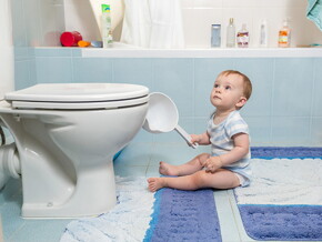 Bebê com dificuldade de evacuar: o que fazer? Foto de bebê em um banheiro