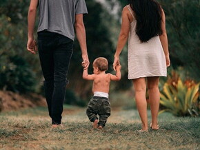 bebê passeando com a família bebê passeando com a família