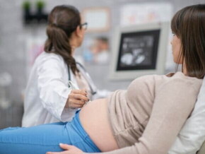 Mulher grávida passando por um exame de ultrassom.