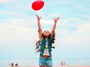 criança feliz com bola criança feliz com bola
