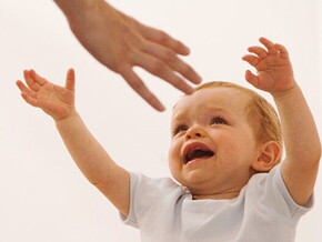 Criança pedindo colo para a mãe, por Nestlé Baby & Me Criança pedindo colo para a mãe, por Nestlé Baby & Me