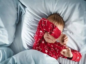 Uma criança com dificuldade para dormir, um dos sintomas dos distúrbios do sono infantil.