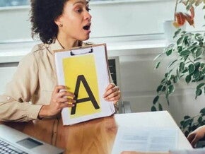 Foto que representa uma consulta na fonoaudióloga