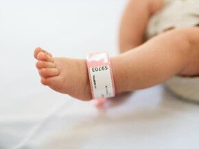 imagem do pé de um bebê recém nascido, com a identificação do hospital imagem do pé de um bebê recém nascido, com a identificação do hospital
