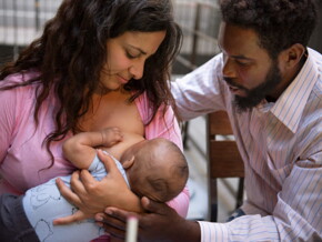 mãe amamentando um bebê enquanto um homem oferece suporte mãe amamentando um bebê enquanto um homem oferece suporte