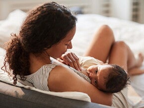 Licença-amamentação: saiba como funciona Foto de mãe amamentando filha