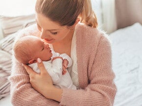 mãe com bebê recém nascido mãe com bebê recém nascido