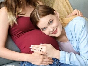 Duas mulheres, uma grávida, representando o amor e a possibilidade de maternidade para casais homoafetivos através do método ROPA.