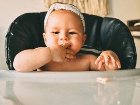 Meu bebê já quer comer sozinho! Deixo? Meu bebê já quer comer sozinho! Deixo?