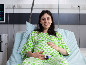 mulher grávida vestindo roupas de hospital
