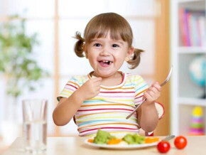Criança feliz se alimentando saudável