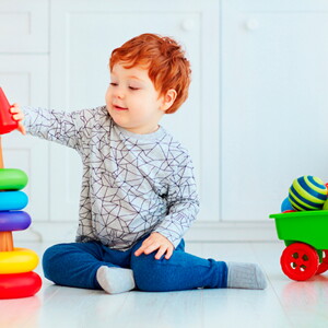 bebe com brinquedo de encaixe