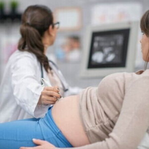 Mulher grávida passando por um exame de ultrassom.