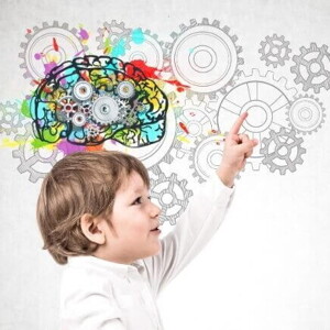 Menino pequeno apontando para cima, com expressão curiosa, ao lado de uma ilustração de cérebro colorido e engrenagens Menino pequeno apontando para cima, com expressão curiosa, ao lado de uma ilustração de cérebro colorido e engrenagens
