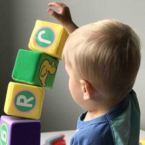 Bebê brincando com bolha de sabão, por Nestlé Baby & Me