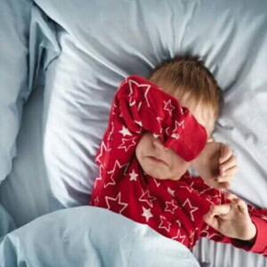 Uma criança com dificuldade para dormir, um dos sintomas dos distúrbios do sono infantil.