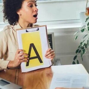fonoaudiologia infantil Foto que representa uma consulta na fonoaudióloga