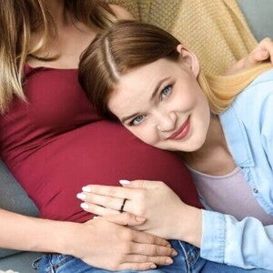 Duas mulheres, uma grávida, representando o amor e a possibilidade de maternidade para casais homoafetivos através do método ROPA.
