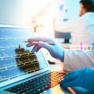 Equipe médica analisando informações a partir de um sequenciamento genético.