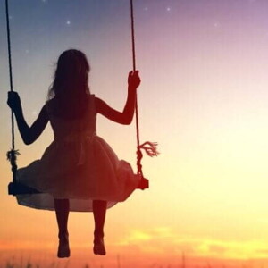 Menina de vestido brincando em um balanço com a Lua compondo uma paisagem bonita ao fundo. 