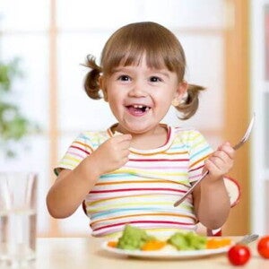 Criança feliz se alimentando saudável Criança feliz se alimentando saudável