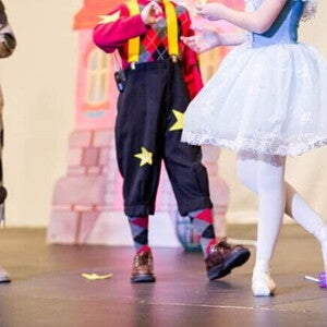 Crianças atuando em um espetáculo de teatro infantil.