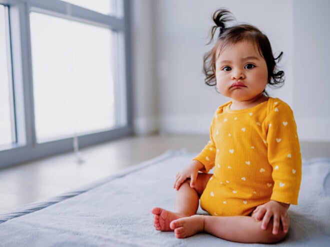 Com quantos meses o bebê começa a sentar sozinho? Com quantos meses o bebê começa a sentar sozinho?