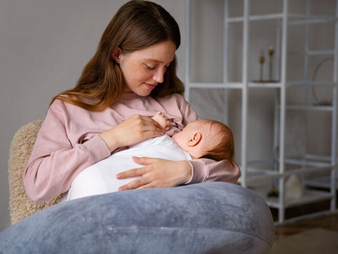 Foto de mãe amamentando bebê