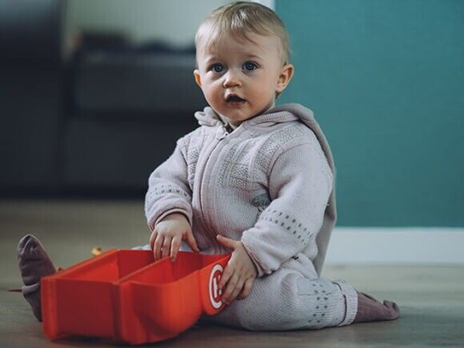 bebê brincando bebê brincando