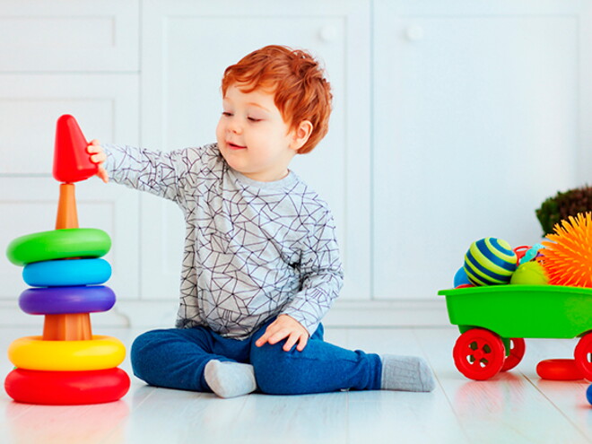 bebe com brinquedo de encaixe