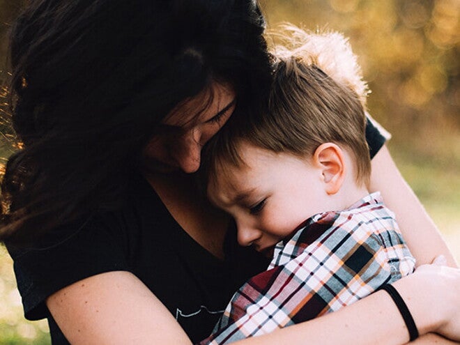 bebê chorando no colo da mãe bebê chorando no colo da mãe
