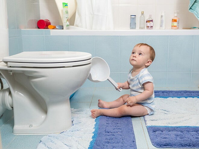 Bebê com dificuldade de evacuar: o que fazer? Foto de bebê em um banheiro