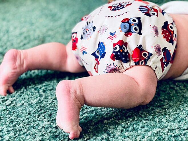 bebê com fralda de pano bebê com fralda de pano