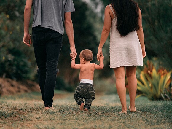 bebê passeando com a família 