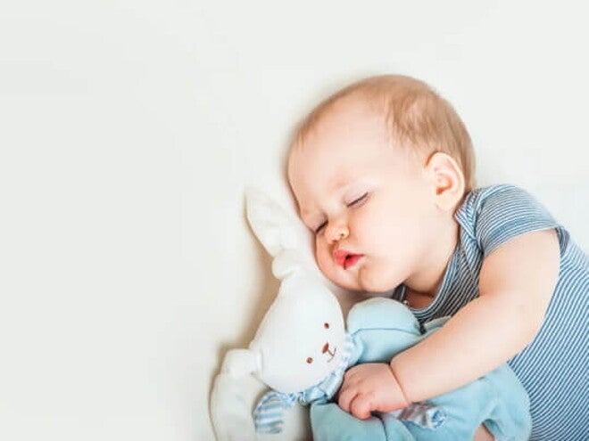 bebe dormindo abracada a um ursinho bebe dormindo abracada a um ursinho