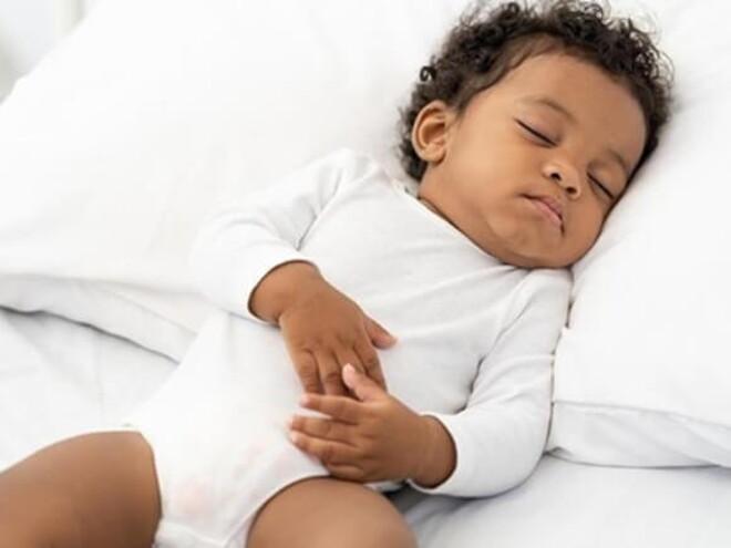 bebê dormindo sobre um travesseiro bebê dormindo sobre um travesseiro