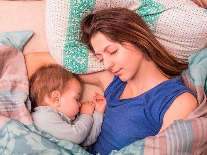 Cama compartilhada: quais os prós e contras desta prática com o bebê?